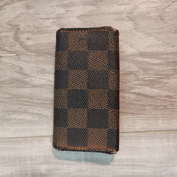 Louis Vuitton Brown 4 Key Holder - Damier Ebene - Picture 2 of 9